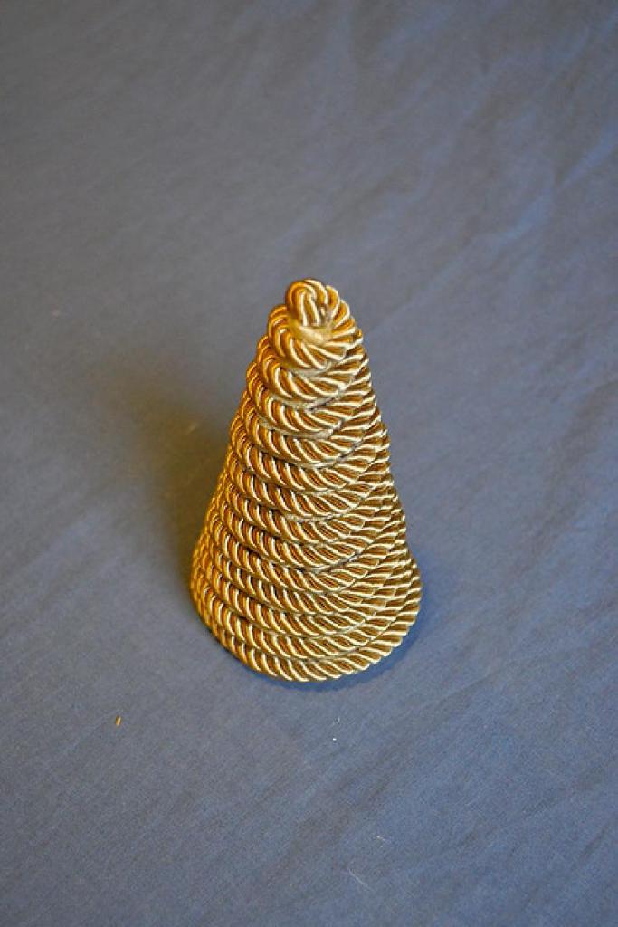 Золотые мини елочки из различных материалов: мастерим новогодний декор