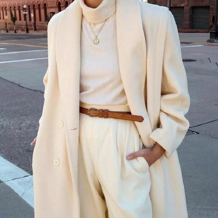 Белые брюки зимой помогут создать  омолаживающий  образ: рекомендуется носить взрослым женщинам