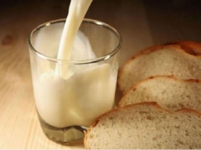 Чтобы избавиться от мимических морщин, не нужны дорогие кремы: достаточно куска черствого хлеба и стакана молока