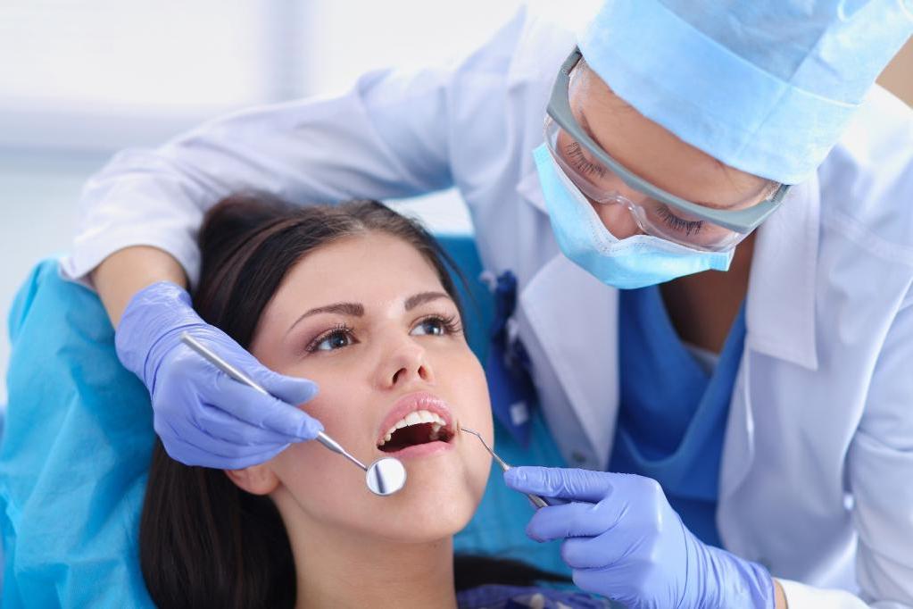 Не чаще одного раза в два года: врачи рассказали, когда стоит посещать стоматолога в профилактических целях и какие опасности могут ждать в кабинете  зубника 
