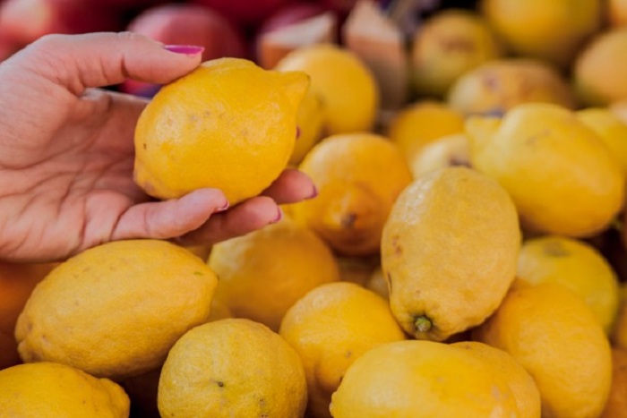 Крупные никогда не беру: как по виду лимона понять, будет от него польза или нет