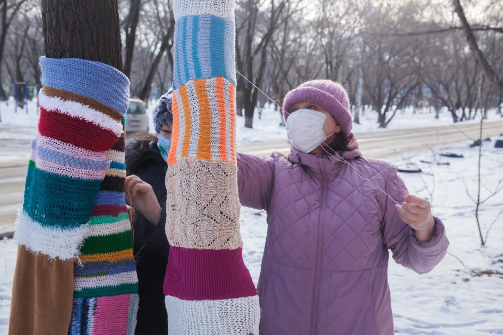 Движение книттеров во всем мире существует не первый год, вот и в России оно набирает обороты: как в Благовещенске одели деревья в шарфики и палантины