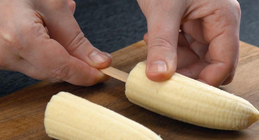 Накалываю бананы на палочку и окунаю в тесто: любимый десерт детей готов