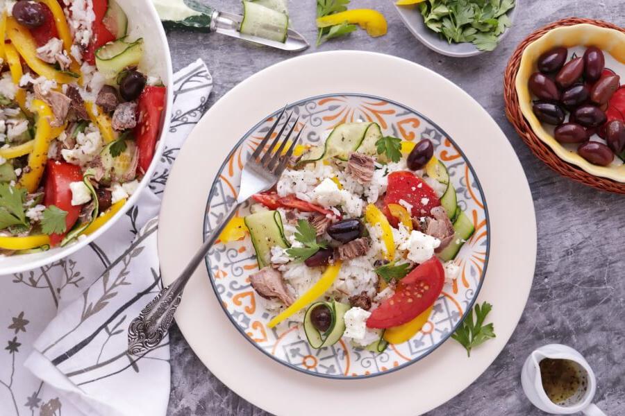 Простой рецепт рисового салата в греческом стиле: немного феты, немного тунца и красиво нарезанные овощи