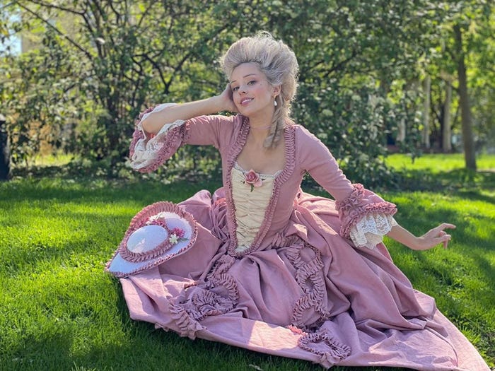 Блогер превращает одежду из комиссионных магазинов в наряды диснеевских принцесс
