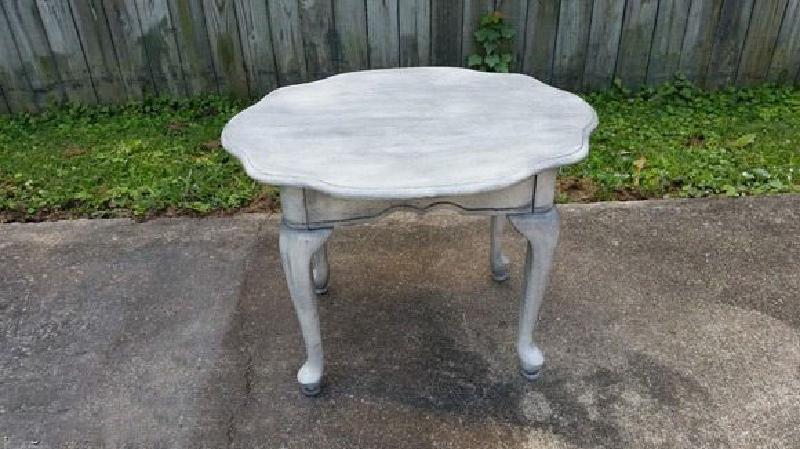 Наскучил старый лакированный стол: купила меловую краску и стильно его перекрасила