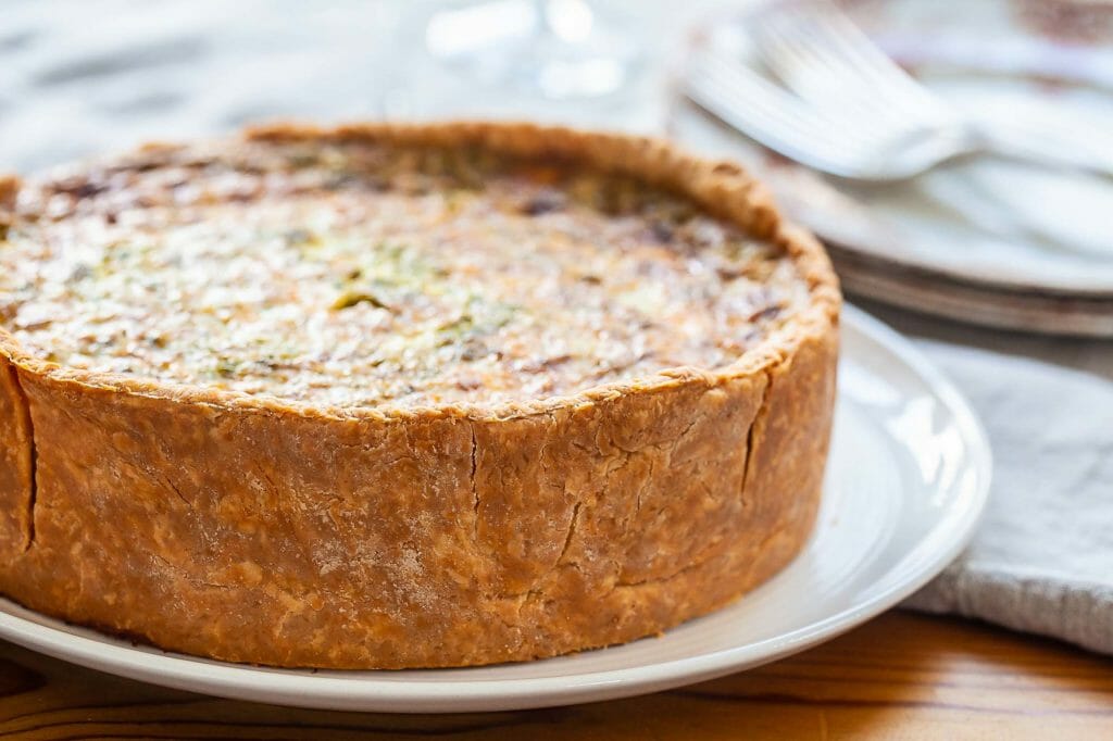 Вкусно и сочно: пирог с беконом и сыром чеддер (рецепт с фото)