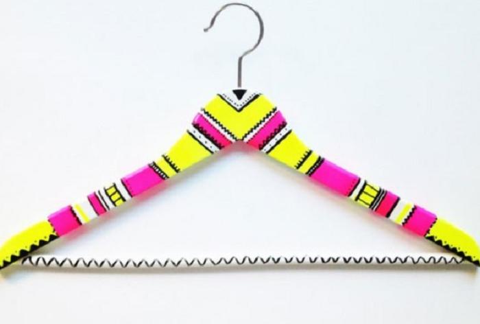 Яркие вешалки для гардероба, которые можно сделать своими руками: от узоров до ярких цветов