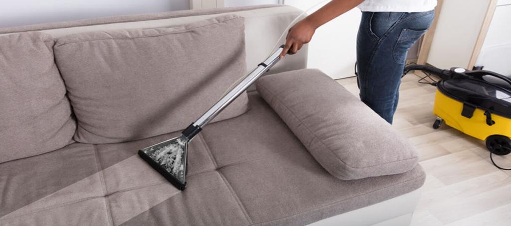 Обязательно пылесосить раз в месяц: как естественно чистить диван в зависимости от материала