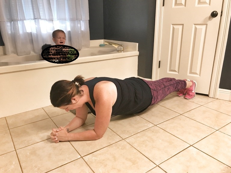 Занятые мамы могут позаботиться о своей фигуре даже тогда, когда купают детей: несложный комплекс упражнений, который можно выполнять прямо в ванной комнате
