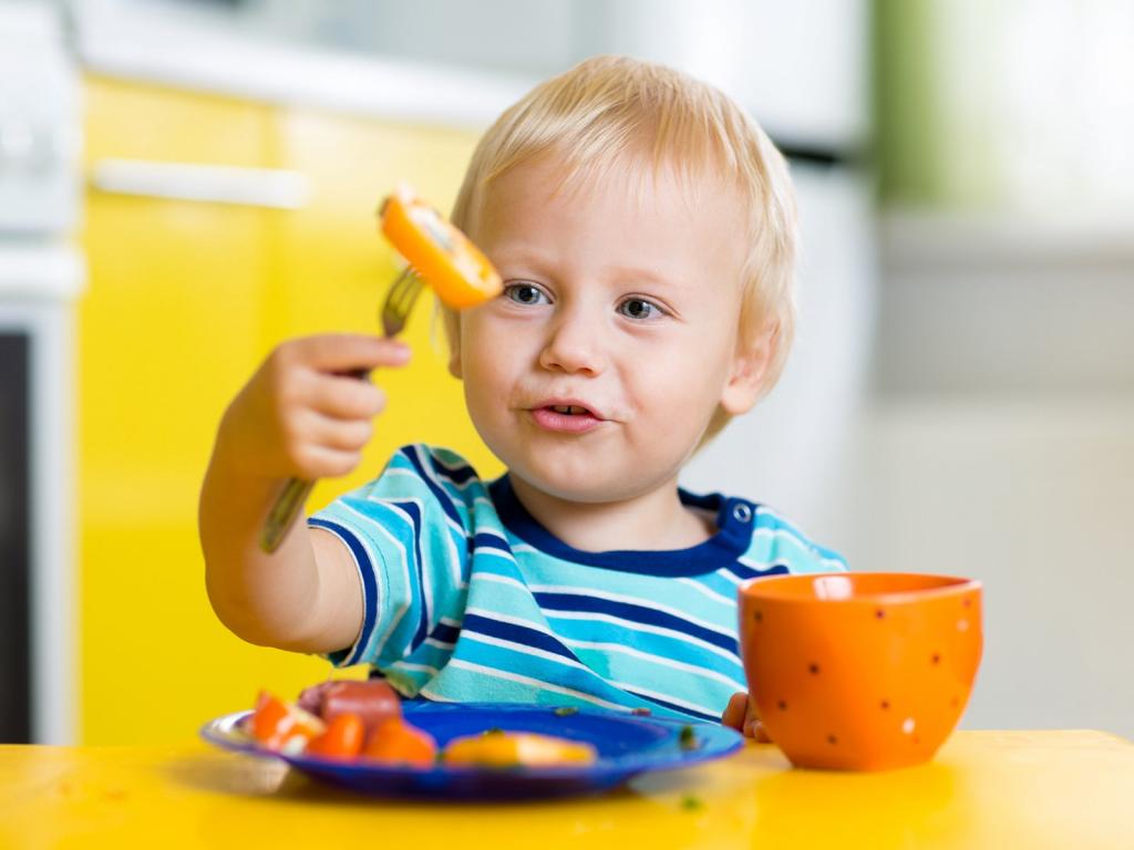 Голодный малыш. Голодный ребенок картинки для детей. Немецкие дети едят. Горячий голодный для детей. Вертикальные картинки голодный ребенок.