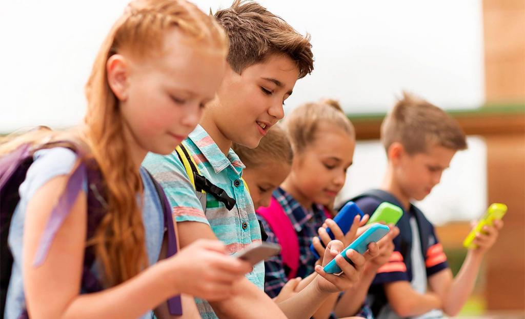 99 % с телефонами: треть российских школьников тратят на гаджеты более восьми часов в день
