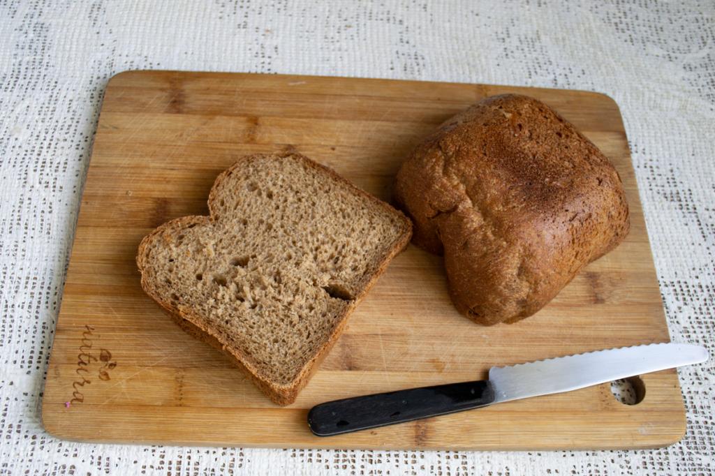 Запах хлеба. Хлеб с кусочками шоколада. Видеоролик кусочек хлеба. Пол ломтика хлеба.