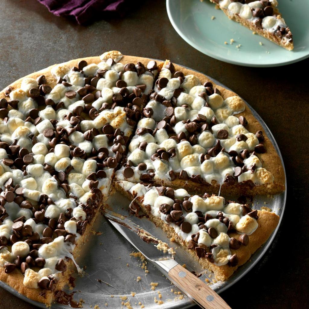 Мечта сладкоежек и спасение от осенней хандры: простой рецепт шоколадной пиццы