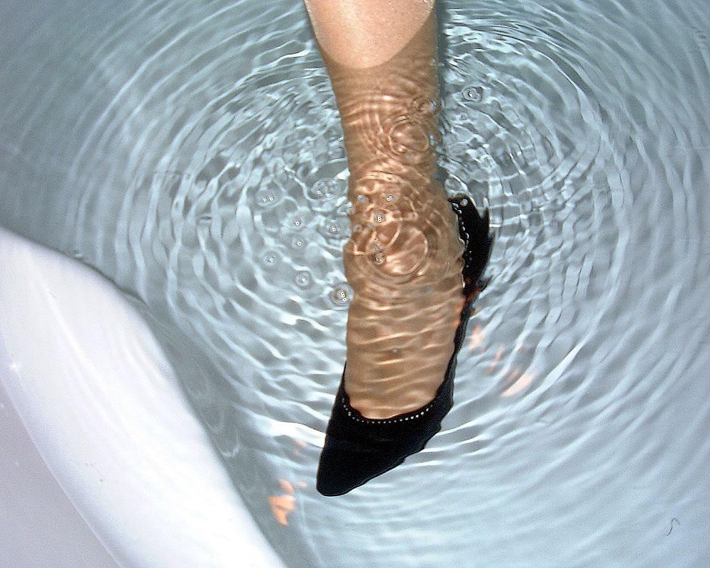 Вода и лосьон: хитрый трюк для высоких каблуков. Ноги не будут уставать часами