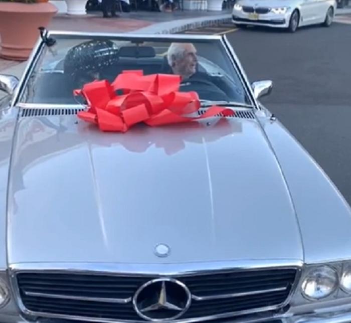 На 80-летие дедушки семья из Нью-Джерси сделала ему заслуженный подарок - кабриолет Mercedes 1972 года, который он всегда мечтал приобрести