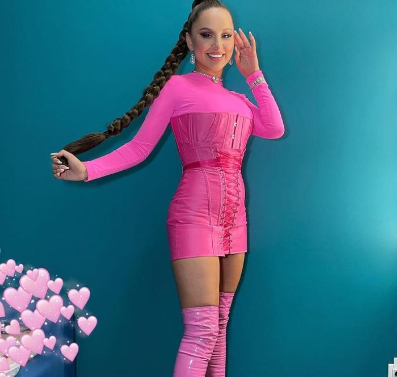 Розовая лялечка : певица Asti предстала перед подписчиками в смелом образе