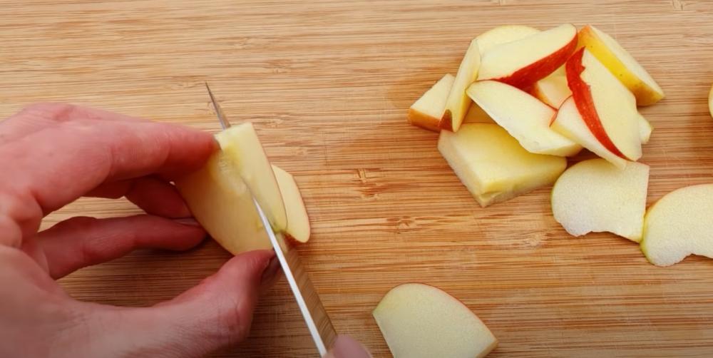 Перед обработкой из яблок иногда вырезают сердцевину. Зубочисткой картофель сердцевину вырезать. Рецепт завтрака вырезать сердцевину. Вырезанная сердцевина персика на машинке. Как вырезать сердцевину в целой дыне.