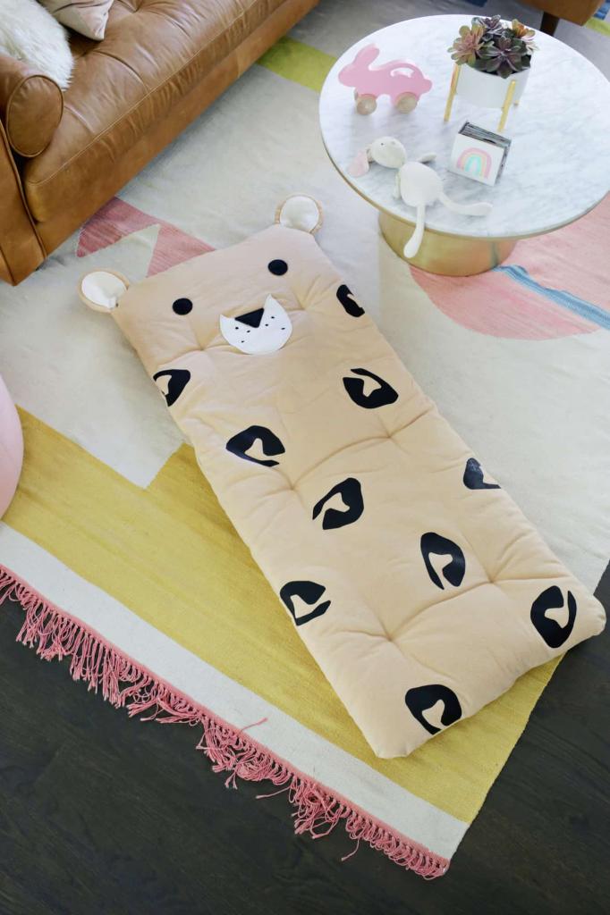 Сшила для ребенка большую подушку матрас для игр или отдыха на полу: удобная и с милым декором