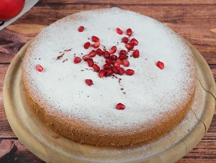 Простой рецепт гранатового пирога за полчаса: приятный цвет, рассыпчатая структура и вкус, который не надоедает