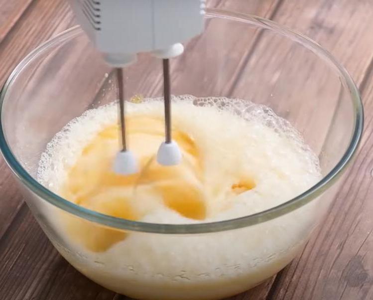 Замешиваю тесто с лимонным соком и цедрой, леплю  короны  и жарю пару минут в масле: оригинальная выпечка на закуску