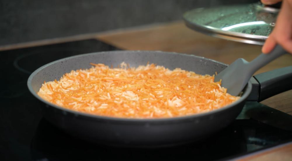 Блогер привезла особенный рецепт из отпуска – так она рис еще не готовила: прожаривает его на сковороде с вермишелью