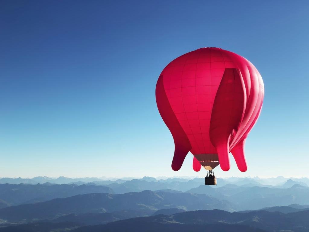 Воздушный шар  летающее вымя : социальная скульптура появилась в небе над Веной