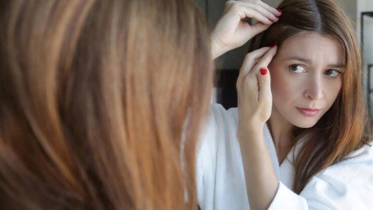 Тыквенные семечки, белковая маска и не только: как бороться с выпадением волос