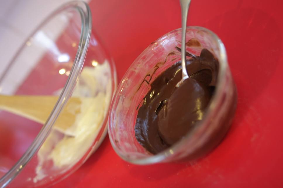 Крендельки с шоколадной глазурью и мятными леденцами: хрустим вкусненьким с утренним кофе