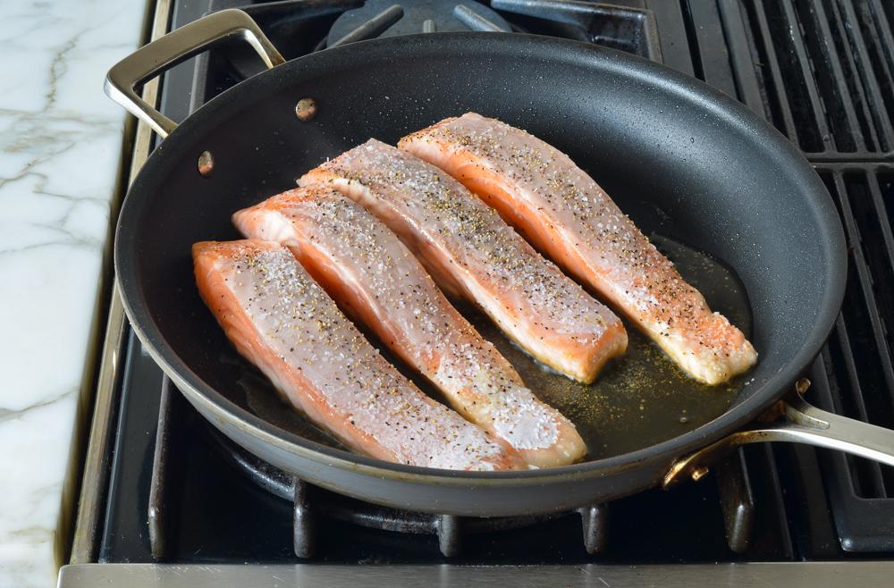 Полезный салатик с грибами и жареным лососем: хорош как для праздничного стола, так и для повседневной трапезы