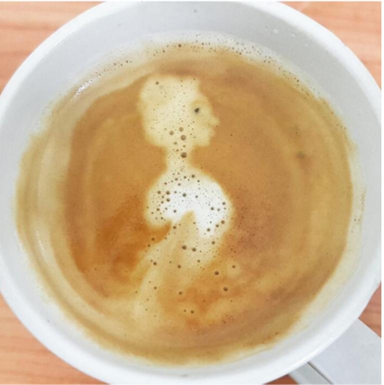 Я каждый раз по-другому наливаю молоко в кофе, и результат получается забавный. А что вы видите в своей чашке кофе?