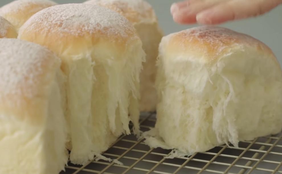 Мягкие и пышные булочки со сливочным сыром: готовим дома