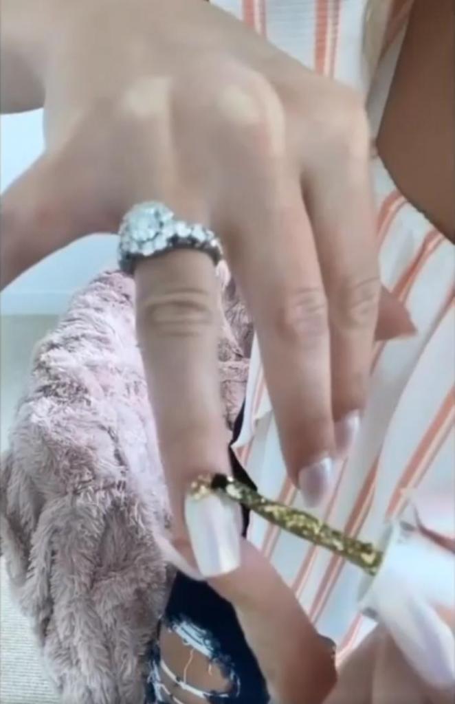 Как продлить жизнь старому маникюру: девушка показала лайфхак с блестками. Ногти выглядят как новые (фото)