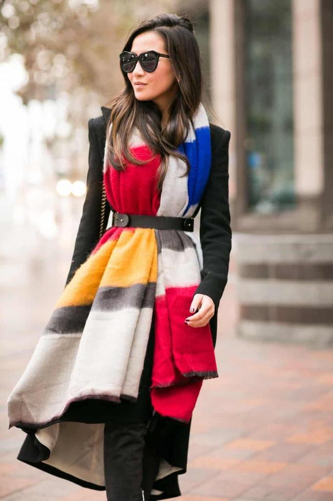 Пора утепляться: шарф комбинируем с широким поясом и другие идеи ношения модного аксессуара
