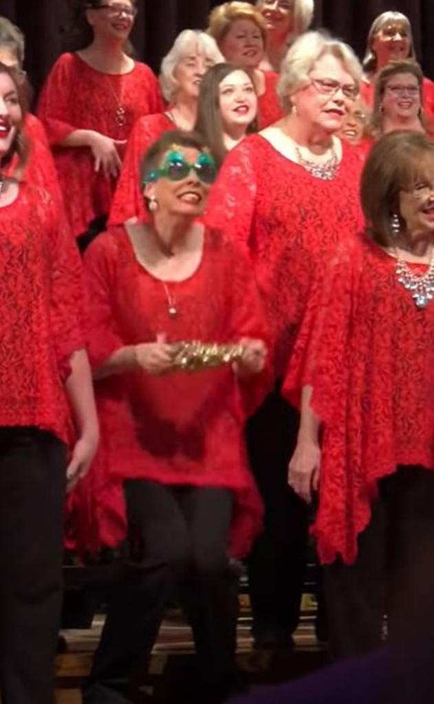 Женщина-праздник: во время выступления хора с рождественской песней зрители смотрели только на одну исполнительницу (видео)
