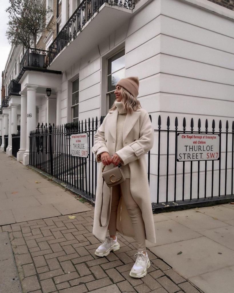 Элегантность в традициях 60-х и 80-х: белое пальто — новый тренд этого сезона
