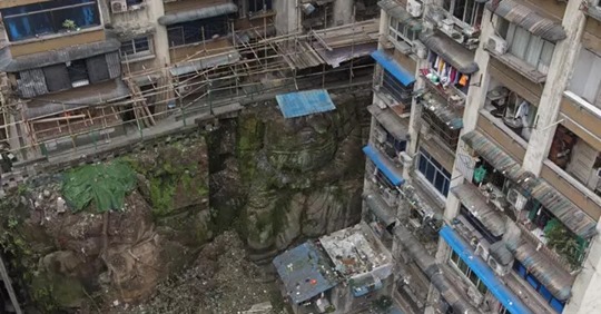  Под многоэтажкой в Китае обнаружили огромную статую Будды без головы