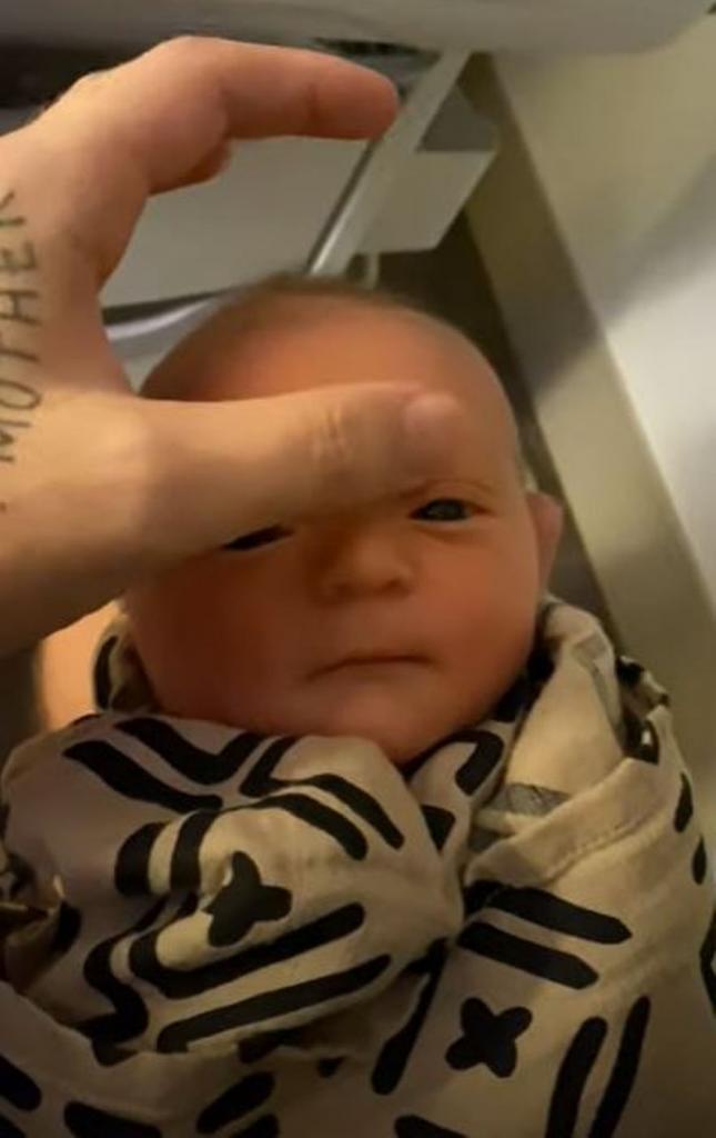 Хватило 40 секунд: папа знает, как быстро убаюкать новорожденного сына (видео)