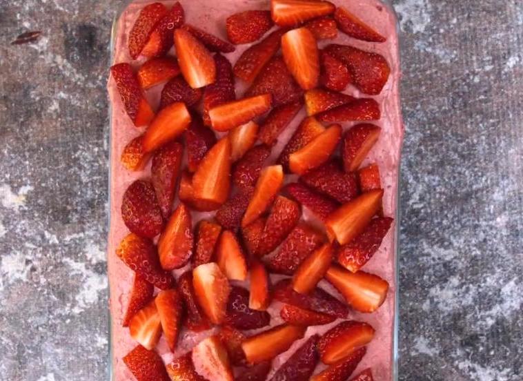 Могу приготовить вкуснейшие клубничные пирожные даже не в сезон ягод: напекла и едим пару дней