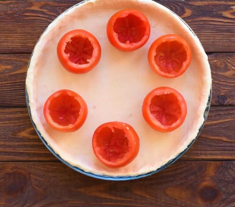 Фарширую помидорки моцареллой, выкладываю на тесто и заливаю яичной смесью: с нетерпением ждем утра, чтобы приготовить такую вкусноту на завтрак
