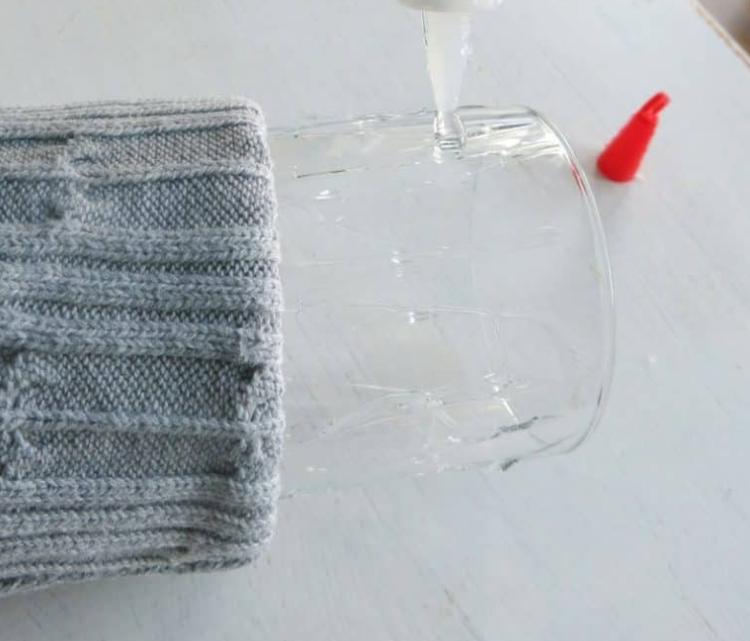 Уют и стиль в одном флаконе: мастерим необычную вазу из ненужного свитера и стеклянных банок