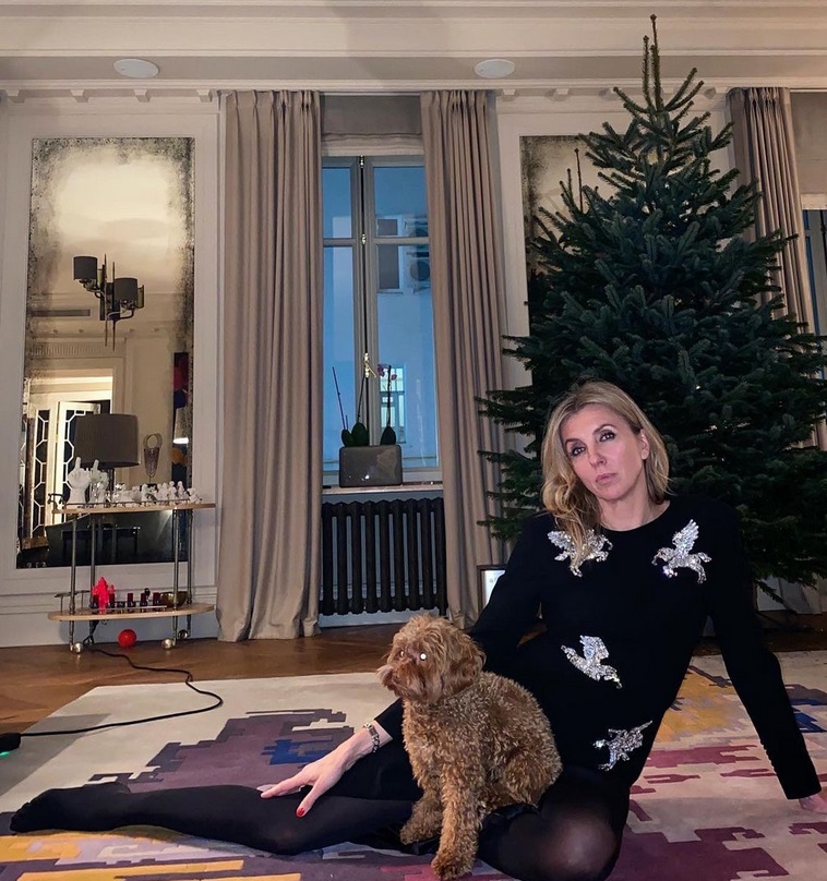  Мы все в предвкушении Нового года : Светлана Бондарчук вместе с дочкой Сергея Харченко украсили елку