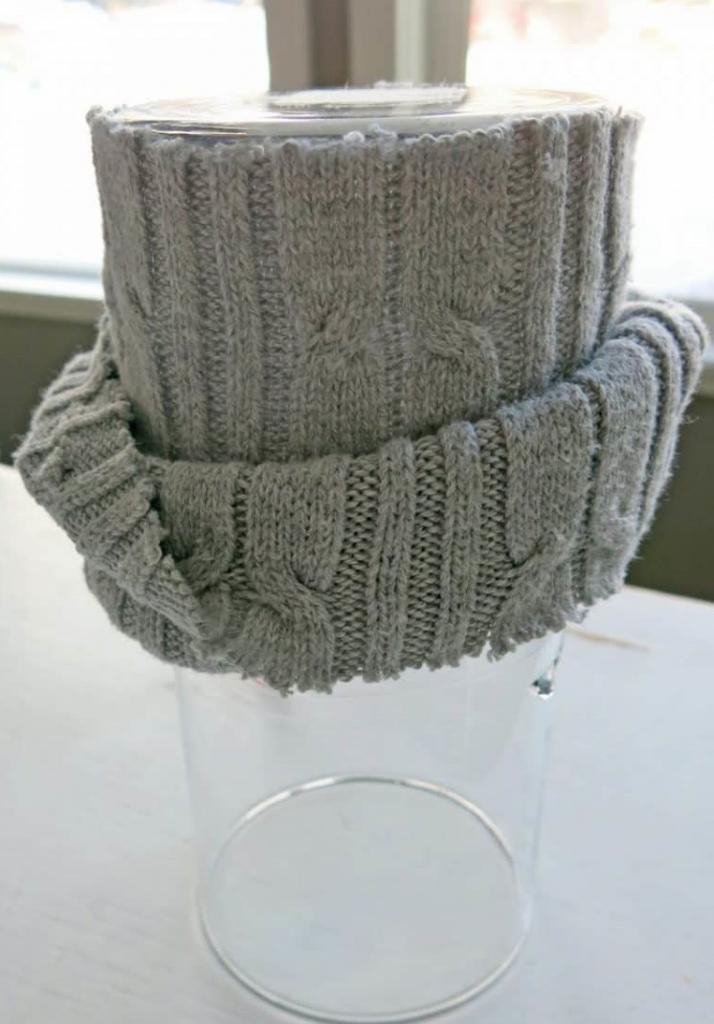 Уют и стиль в одном флаконе: мастерим необычную вазу из ненужного свитера и стеклянных банок