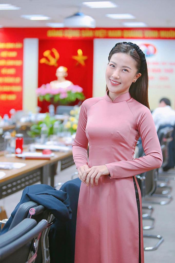 Прогноз погоды на ТВ Вьетнама больше похож на конкурс красоты: как выглядят девушки ведущие