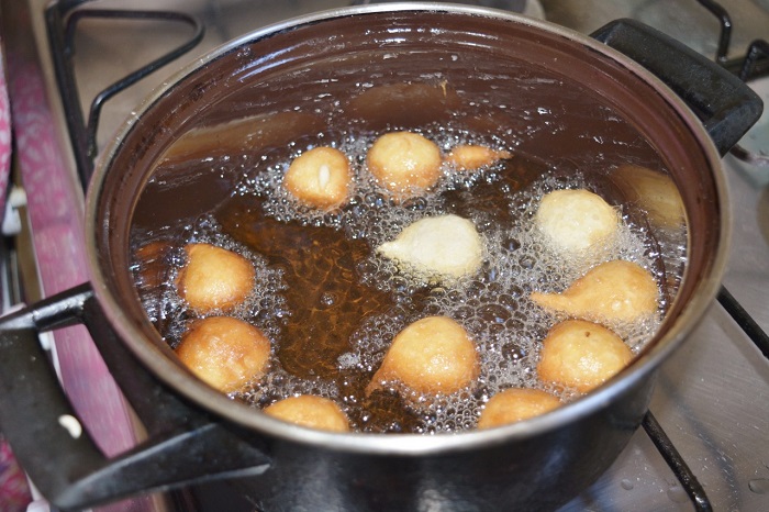 Когда готовлю чебуреки или пончики, масло никогда не подгорает и не брызгает: все дело в обычной яичной скорлупе