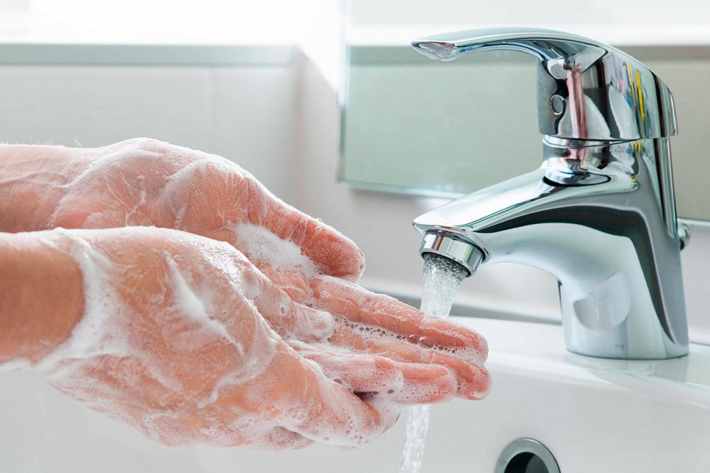 Не мойте руки горячей водой. Как уберечь нежную кожу при частом мытье и использовании антисептиков