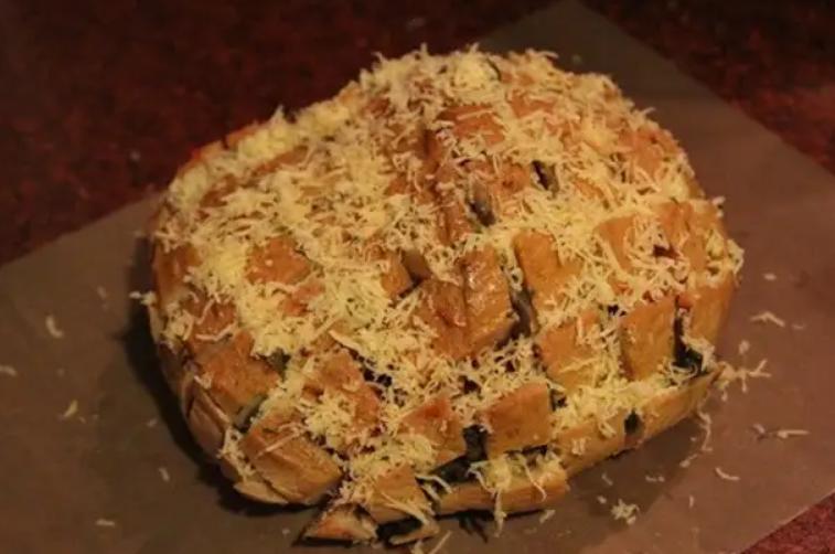Запекаю в духовке хлеб с сыром и луком. Получается вкуснее пиццы