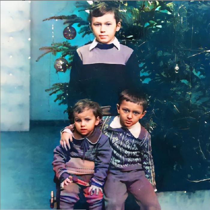  Мои братики всегда были моей защитой : Ани Лорак показала детское фото с братьями под елкой