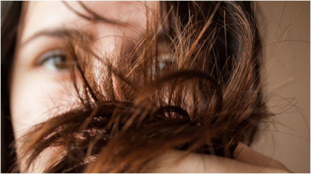 Блестят после холодной воды: устаревшие мифы об уходе за волосами