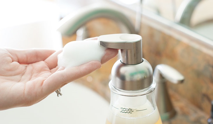 Забыла про сухую кожу рук: делаю пенящееся мыло дома по простому рецепту